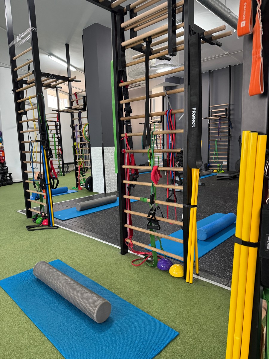 Gimnasio con espalderas, rodillos de espuma y colchonetas azules para ejercicio - Saludx10
