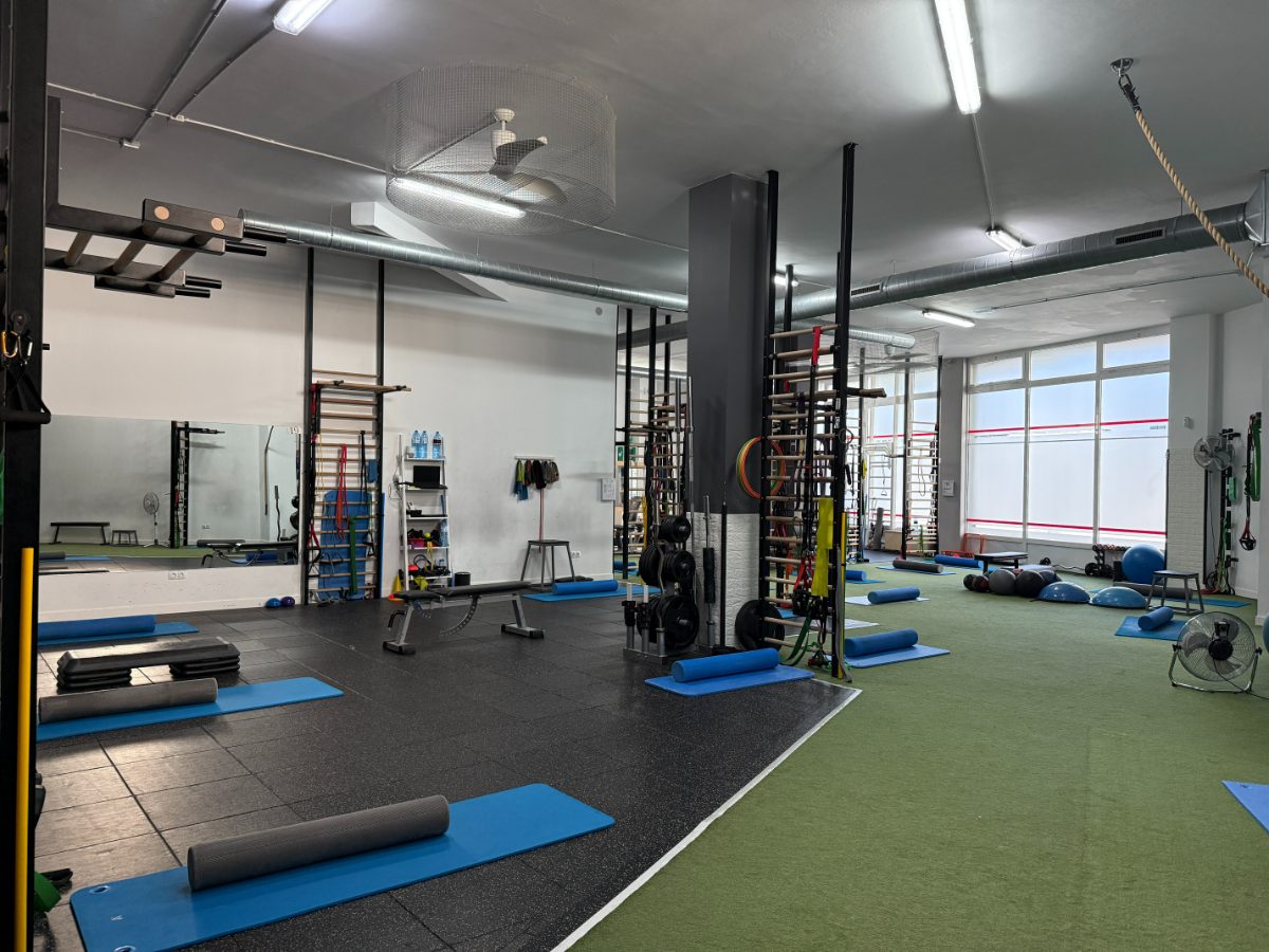Interior de gimnasio con colchonetas y equipo para entrenamiento personalizado - Saludx10