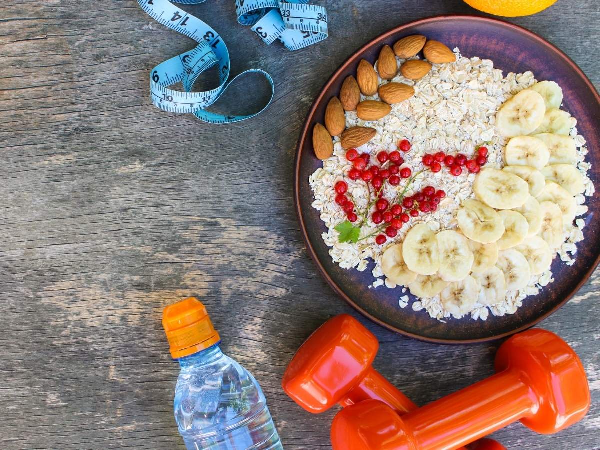 Plato de avena con fruta, mancuernas y cinta métrica para pérdida de grasa - Saludx10