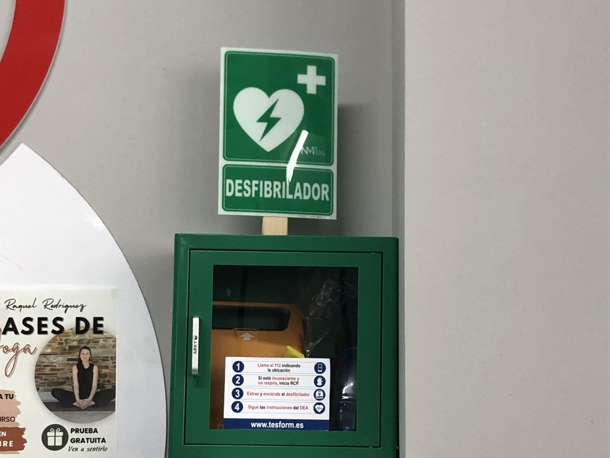 Desfibrilador en vitrina verde dentro del gimnasio - Saludx10