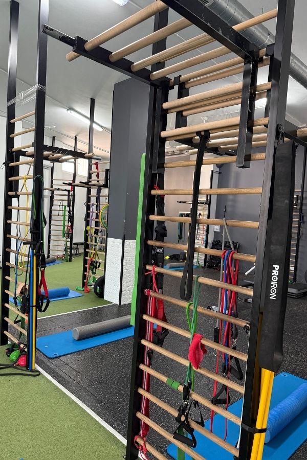 Estructuras de madera y bandas elásticas en un gimnasio de entrenamiento - Saludx10